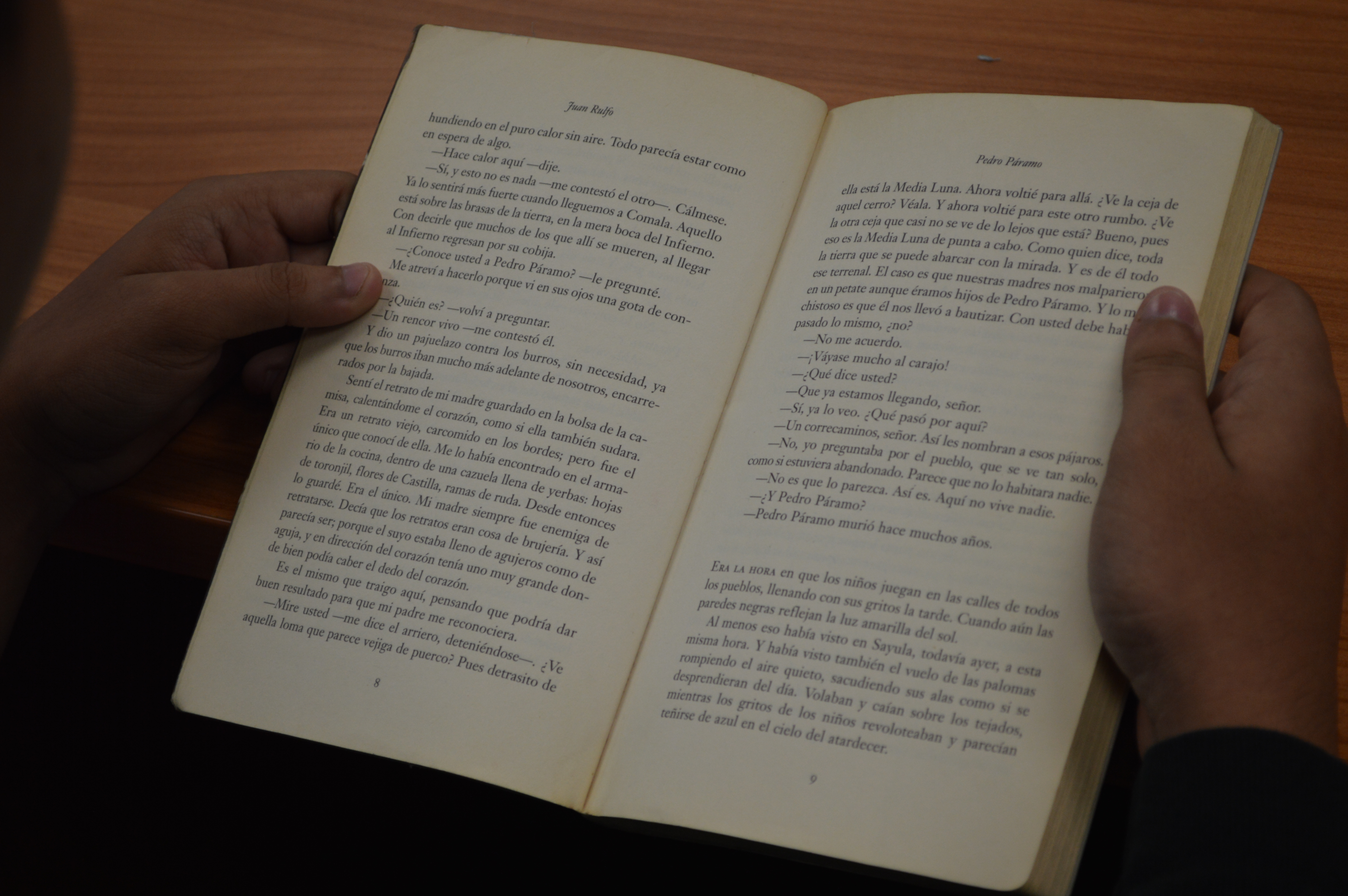 manos sostienen libro abierto